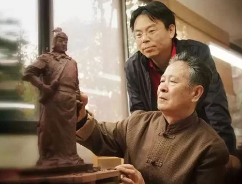 史小明跟随师父徐秀棠学习紫砂雕塑技艺