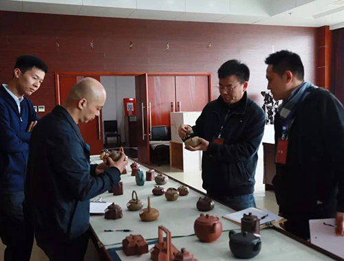 史小明在点评第四届陶都宜兴十佳陶艺家选手作品