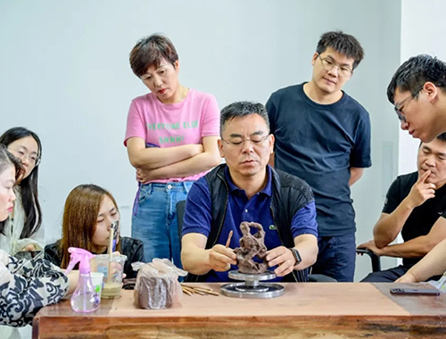 史小明大师在江南大学教授学生创作雕塑