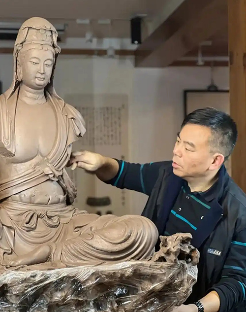 史小明在制作紫砂雕塑