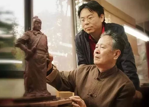 史小明随徐秀棠学习雕塑制作