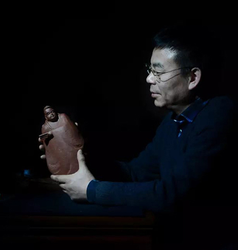 史小明大师欣赏紫砂雕塑