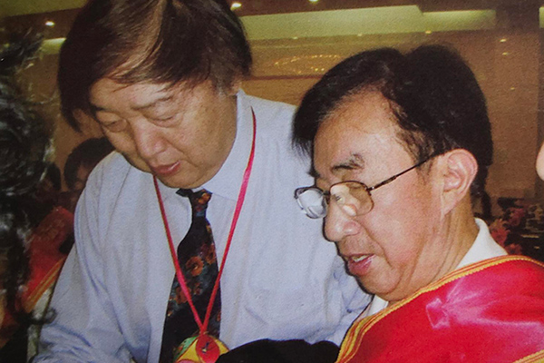 谭泉海和作家冯骥才合影