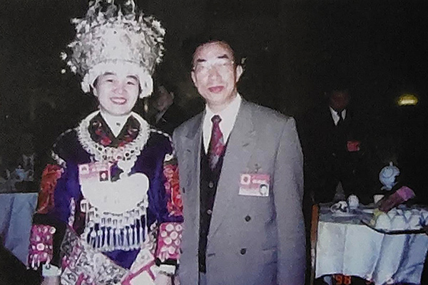 谭泉海和少数民族代表合影