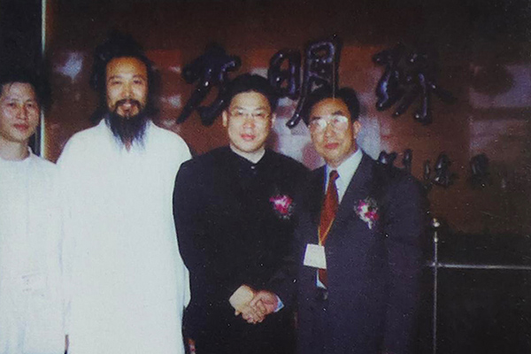 谭泉海和韩国艺术家合影