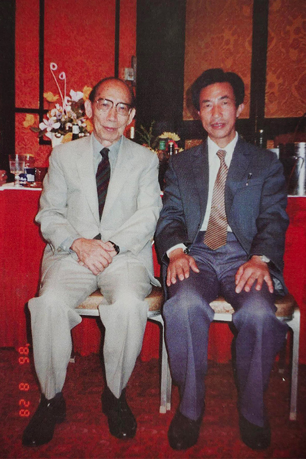 谭泉海和收藏家罗桂祥合影