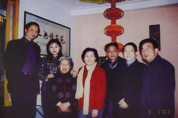 谭泉海和汪寅仙、周桂珍合影