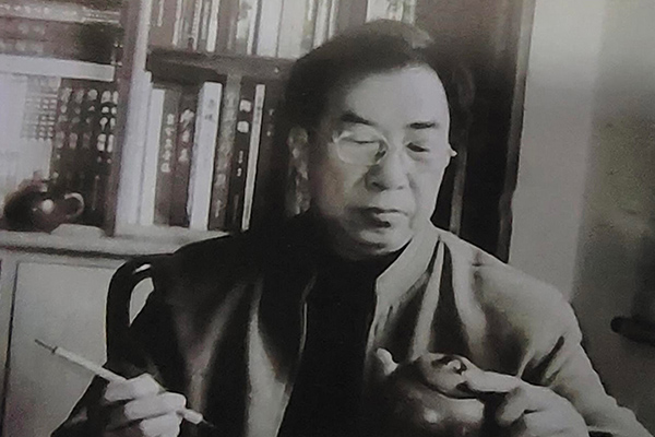 谭泉海大师在镌刻紫砂壶