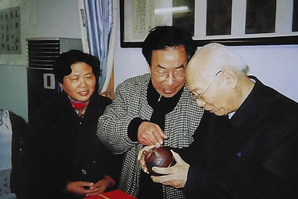 谭泉海夫妇和杨仁恺合影