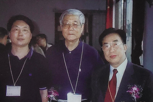 谭泉海和张守智教授合影