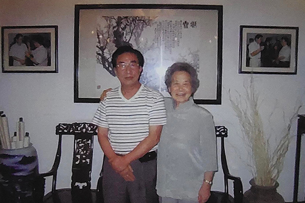 谭泉海和陈若菊教授合影