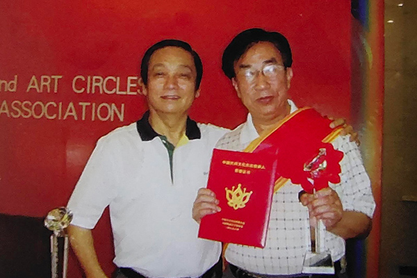 谭泉海和艺术家韩美林合影