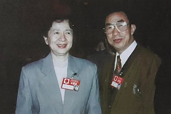 谭泉海和常沙娜合影