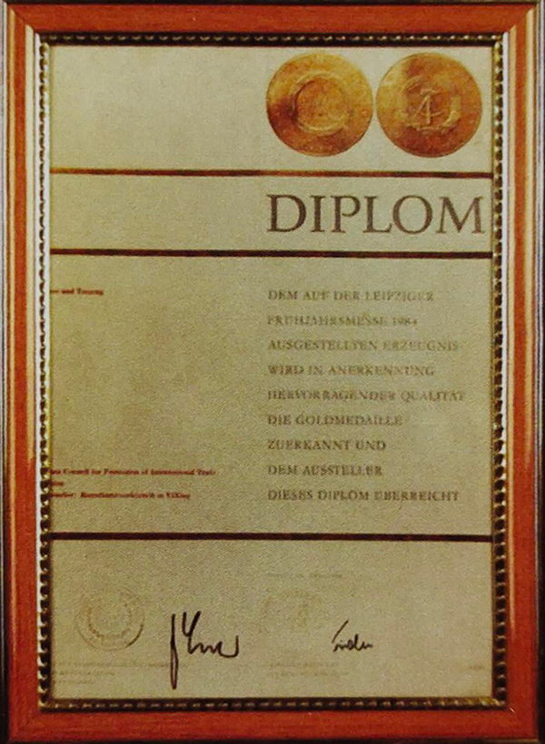 谭泉海陶刻百寿瓶获德国莱比锡博览会金奖证书