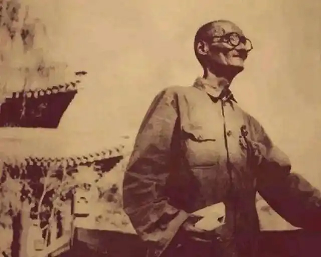 紫砂老艺人任淦庭