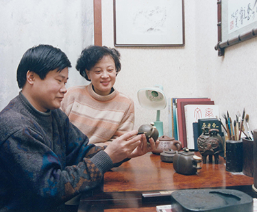 宜兴紫砂壶名家徐达明与妻子交流壶艺