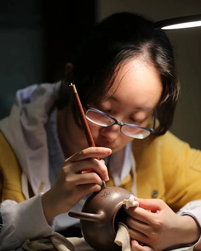 鲍璟在进行紫砂壶刻绘
