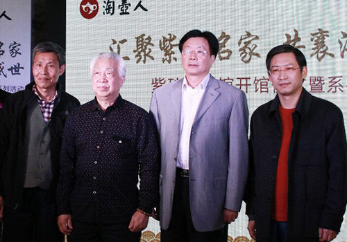 姚志源在淘壶人艺术馆与顾绍培、陈国良大师合影
