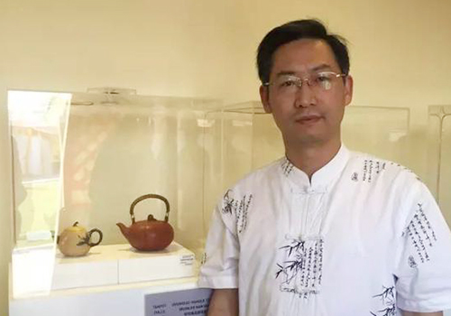 姚志源在第七届阿联酋“谢赫扎耶德文化遗产节”宜兴紫砂展