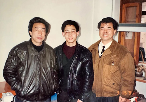 青年姚志源与中国工艺美术大师谭泉海合影