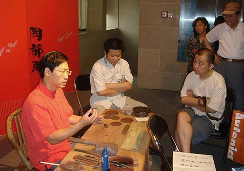 姚志源在陶都风紫砂艺术展现场进行制壶演示