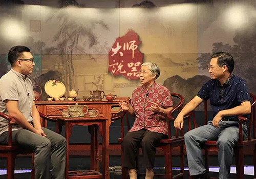 姚志源和母亲汪寅仙在《大师说器》节目现场