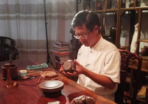 姚志源大师在工作室制作紫砂壶