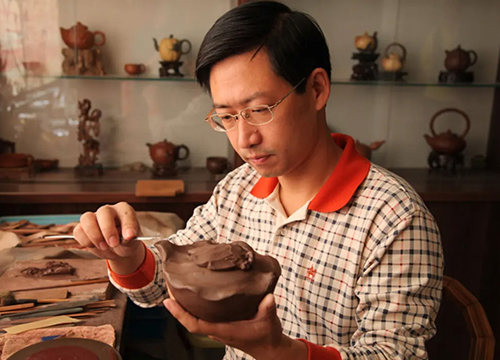 姚志源在工作室制作紫砂壶