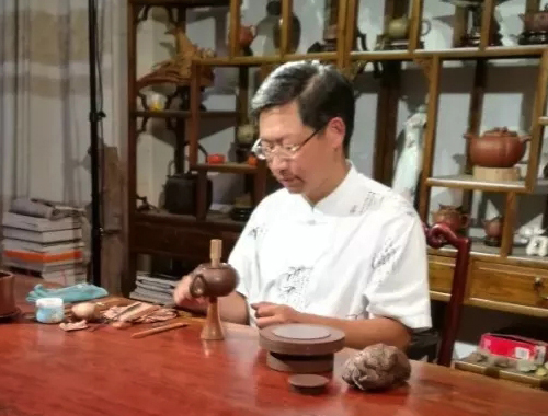 姚志源大师在工作室制壶