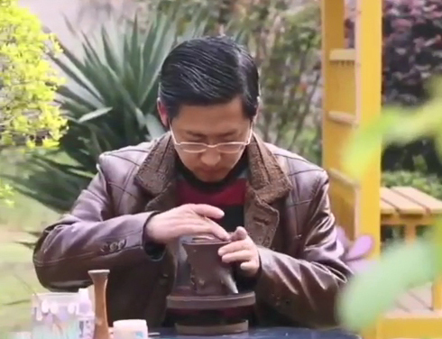 姚志源大师制作紫砂花器