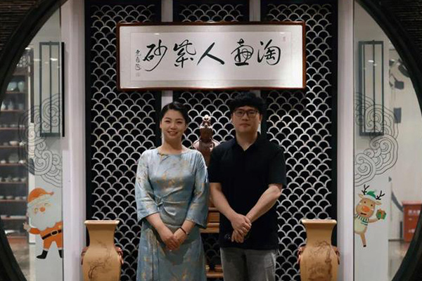 张萌萌在淘壶人艺术馆与高子墨合影