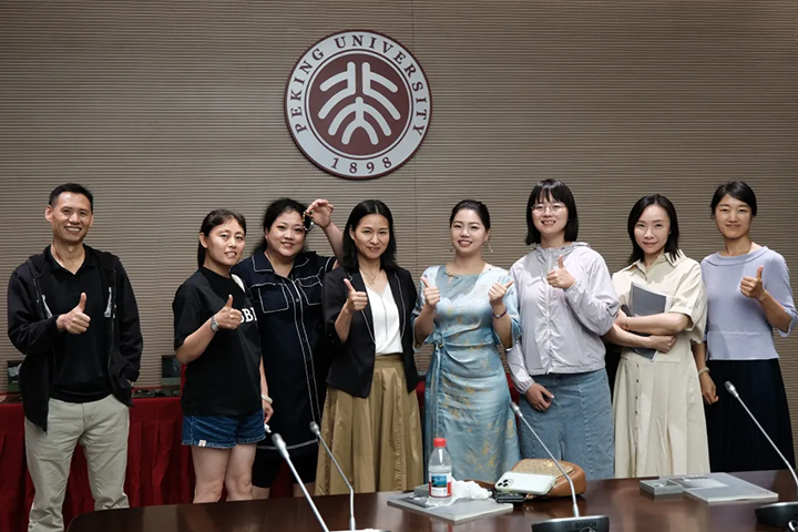 张萌萌与北大深圳研究生院师生合影