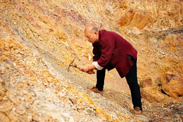 张涛采集汝瓷矿石