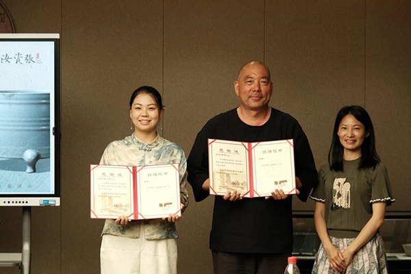 张涛、张萌萌和上海交大老师合影