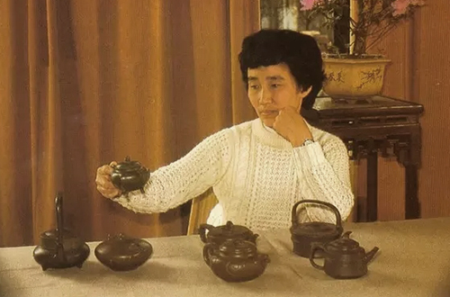 青年周桂珍在赏壶
