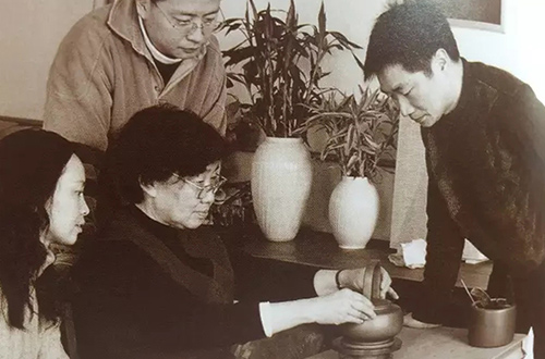 周桂珍大师传授弟子壶艺