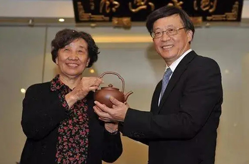 周桂珍制吴经提梁壶被台北历史博物馆收藏