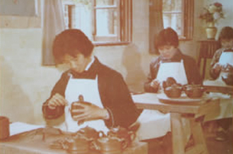 青年周桂珍在制壶