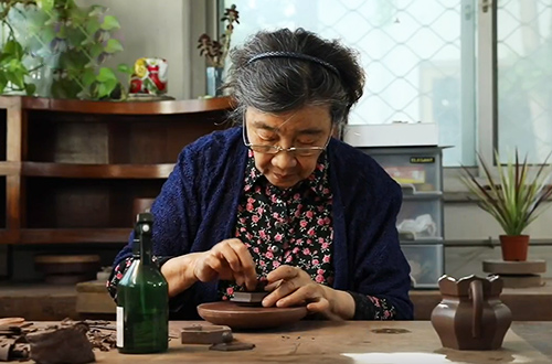 周桂珍大师在制作紫砂壶
