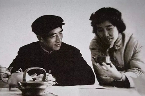 周桂珍与丈夫高海庚交流壶艺