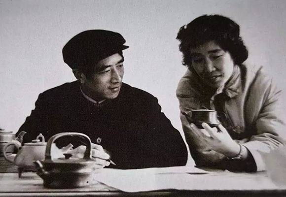 周桂珍和高海庚探讨壶艺