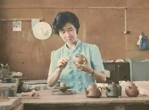 青年周桂珍在制作紫砂壶