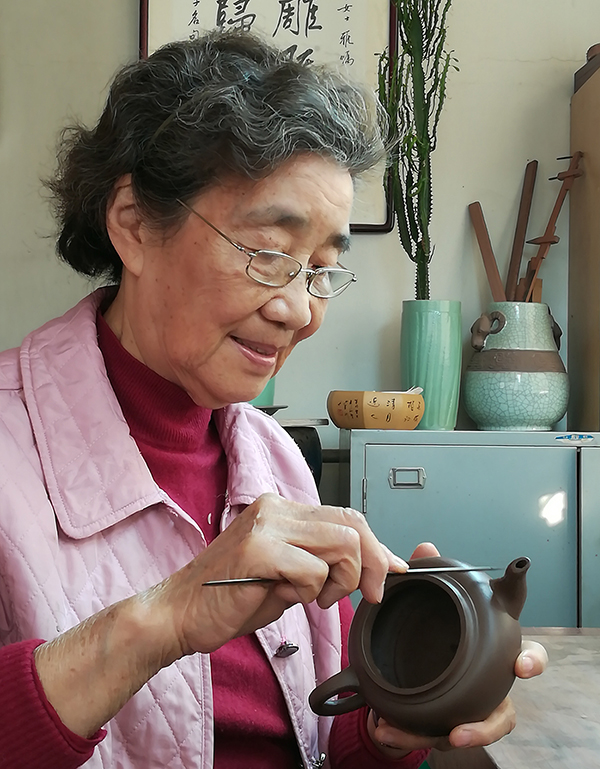 国大师周桂珍制作紫砂壶
