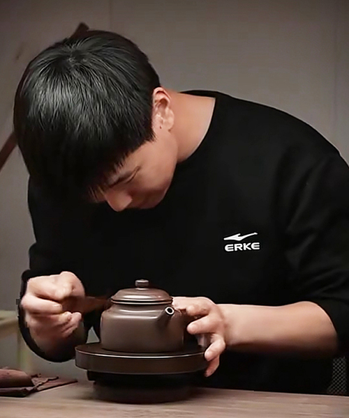 朱俊杰在制作德钟紫砂壶