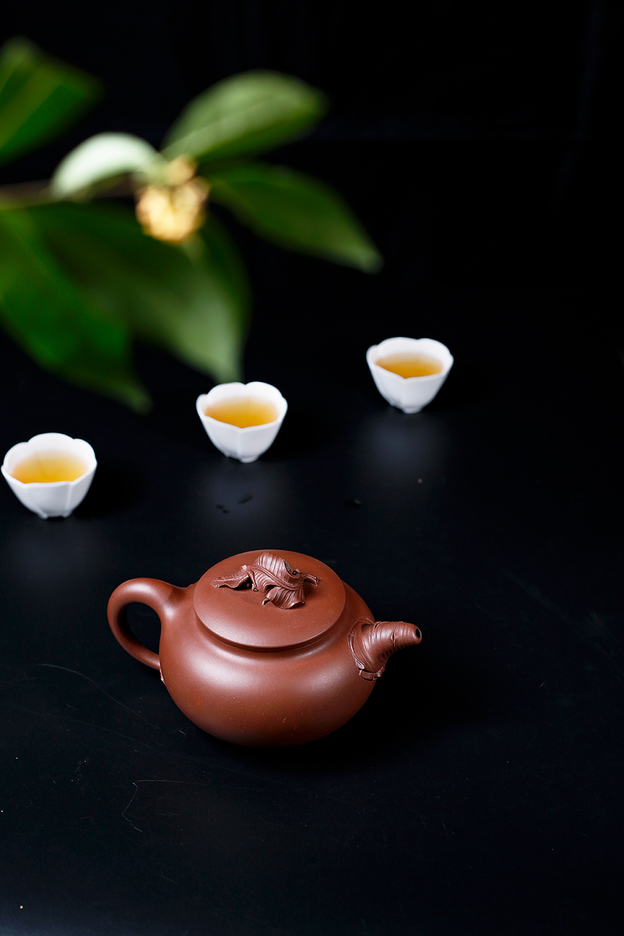 名家李涵鸣作品《听雨》