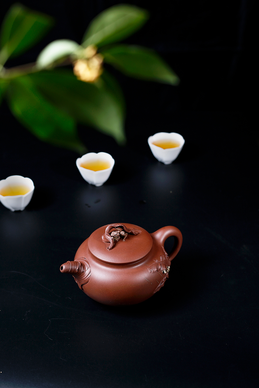 名家李涵鸣作品《听雨》