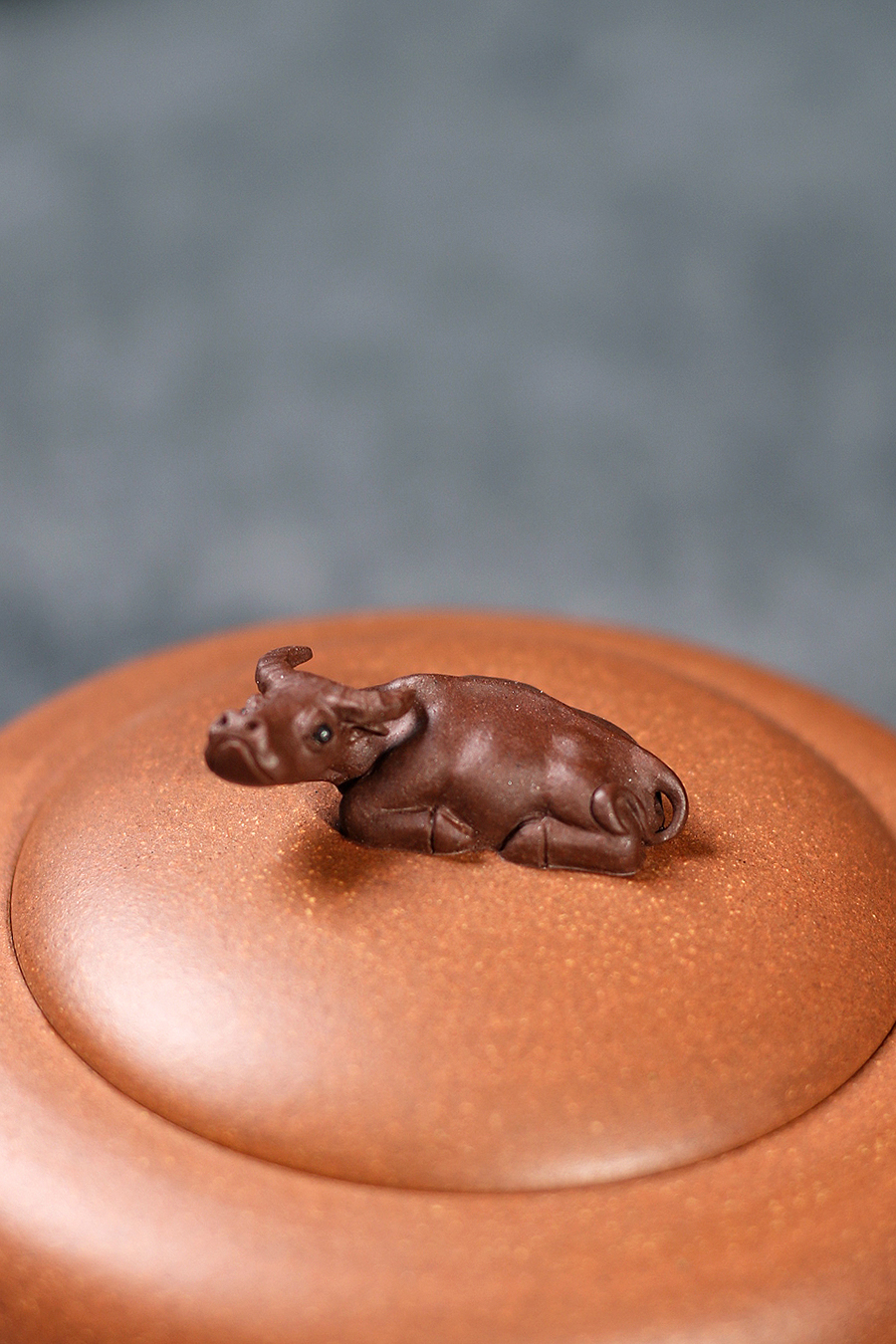 名家陈岩作品《全手卧牛》