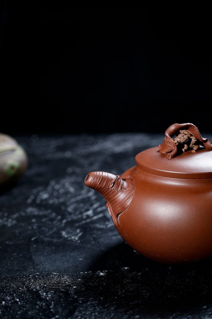 名家李涵鸣作品《听雨》