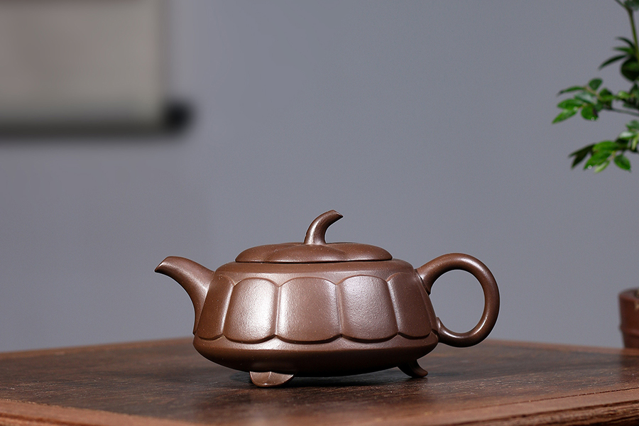 名家谢曼伦作品《菊型三足壶》