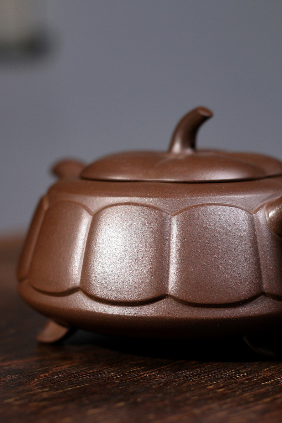 名家谢曼伦作品《菊型三足壶》